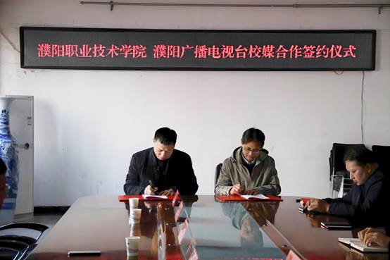 一群人在餐厅的桌子前AI 生成的内容可能不正确。